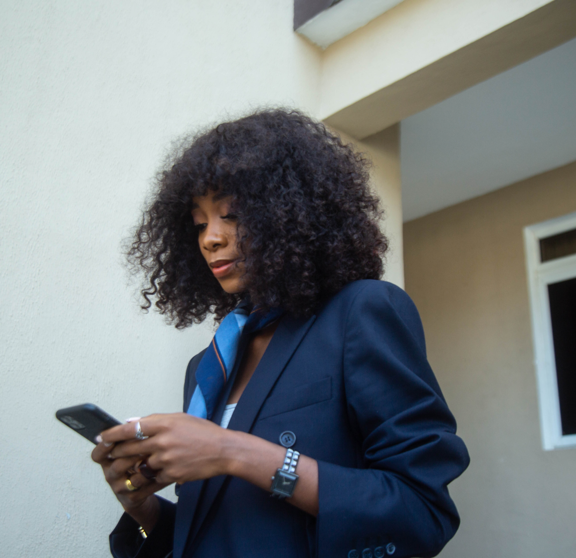 A woman using the Zeno app on her phone